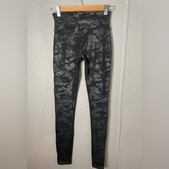 Spanx Faux Leather Camo Leggings in Black Size Small - Picture 7 of 11